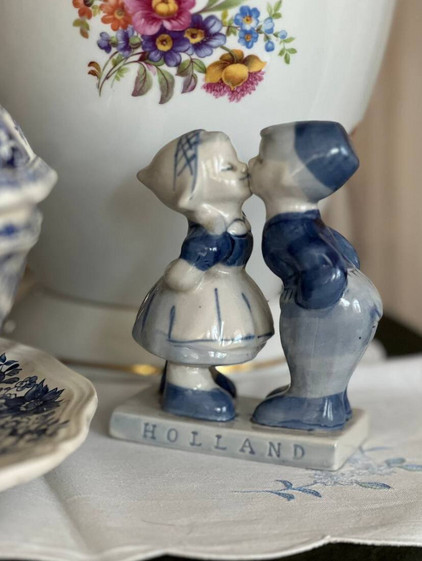 Винтажная статуэтка  Delft Blue Holland Dutch  «ПОЦЕЛУЙ»