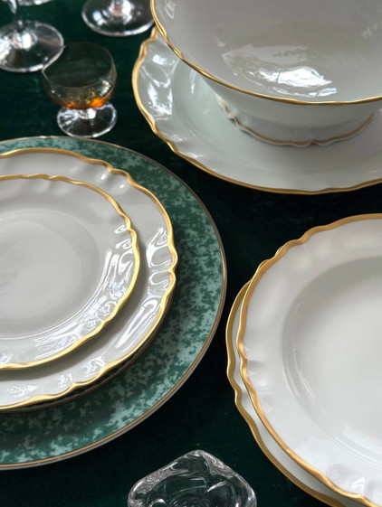 Постановочная Тарелка Ligne Hôtesse.  Fine Porcelaine France  Подпись художника декоратора Pollux